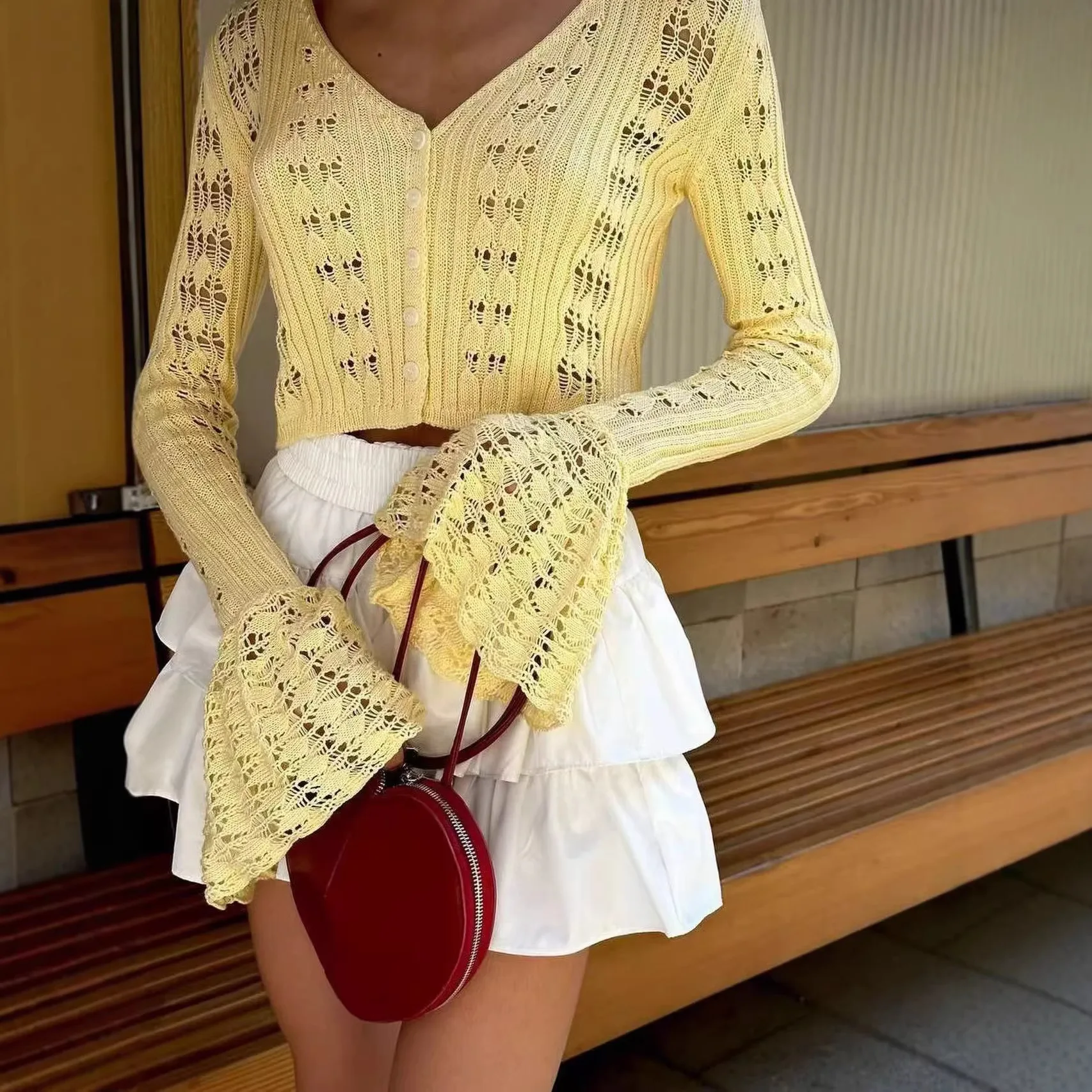 2026 New Sexy Girl Hollow Out Long Sleeve V Neck Short Top Women Elegant Design Fashion Versatile Solid Color
2026 New Sexy Girl Hollow Out Long Sleeve V Neck Short Top Women Elegant Design Fashion Versatile Solid Color
