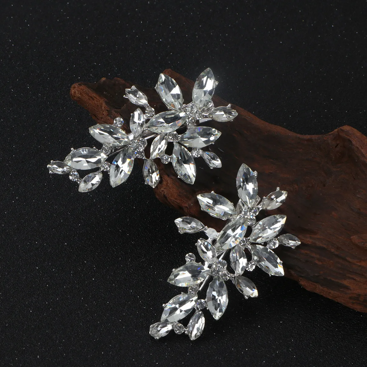 2pcs Leaf Shape Silver Hair Clips Alloy Rhinestone Hairpins Stylish Side Clip Bridal Headdress For Women Fashion Bobby Pin
2pcs Leaf Shape Silver Hair Clips Alloy Rhinestone Hairpins Stylish Side Clip Bridal Headdress For Women Fashion Bobby Pin