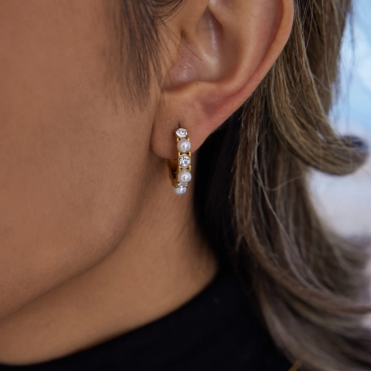 AIKOER Elegant Fashion 18K Gold Color Plated Inlay Zircon Pearl C-Shape Earrings Hypoallergenic Stainless Steel Women Jewelry
AIKOER Elegant Fashion 18K Gold Color Plated Inlay Zircon Pearl C-Shape Earrings Hypoallergenic Stainless Steel Women Jewelry