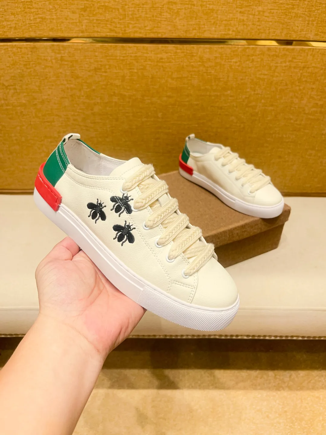 Men's genuine leather sports and casual shoes are comfortable, breathable and sneakers
Men's genuine leather sports and casual shoes are comfortable, breathable and sneakers