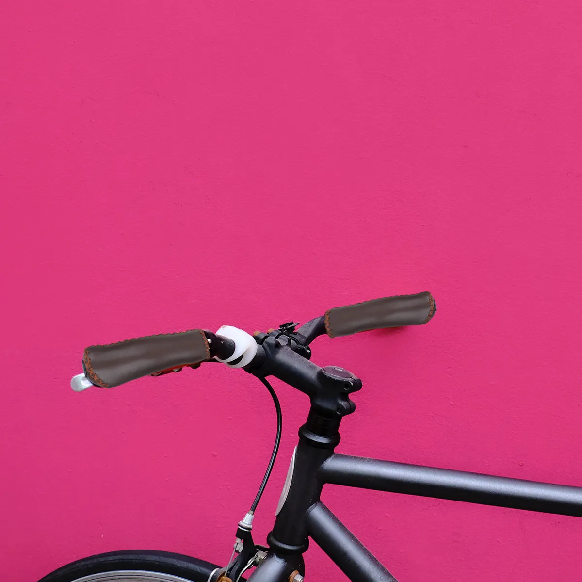 1Pair Microfiber Bike Handlebar Grips Ergonomic Shock Absorbing Non Slip Tpr Protector Cover for Children Bikes Brown
1Pair Microfiber Bike Handlebar Grips Ergonomic Shock Absorbing Non Slip Tpr Protector Cover for Children Bikes Brown