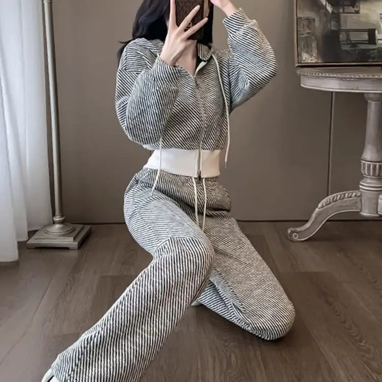 Fashion casual sports suit for women in autumn, high waist, age reducing, slimming, striped hooded wide leg pants two-piece set
Fashion casual sports suit for women in autumn, high waist, age reducing, slimming, striped hooded wide leg pants two-piece set