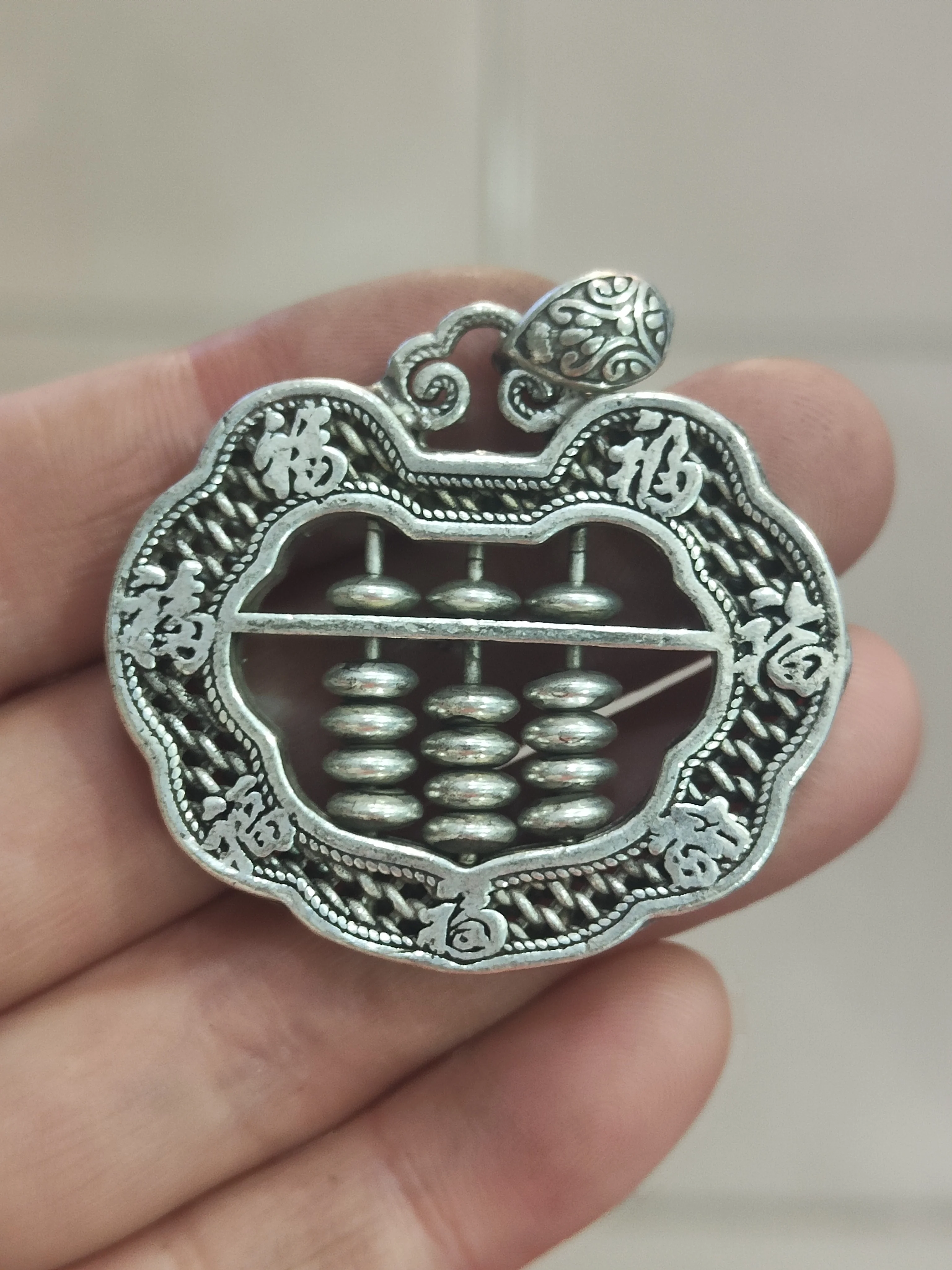 Chinese three-dimensional double-sided engraving Tibetan silver abacus pendant Ruyi lock national wind amulet
Chinese three-dimensional double-sided engraving Tibetan silver abacus pendant Ruyi lock national wind amulet