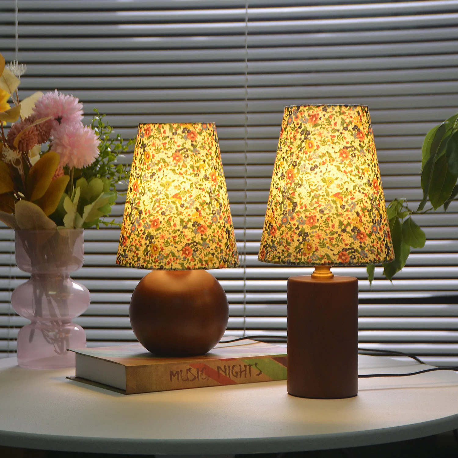 French floral retro small table lamp bedroom study decoration atmosphere light Internet celebrity solid wood
French floral retro small table lamp bedroom study decoration atmosphere light Internet celebrity solid wood