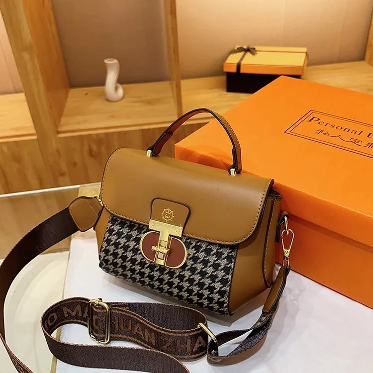 2025 Vintage Chic Square Bag Retro Womens Shoulder Purse Fashionable Small Handbag Unique Minimalist Crossbody
2025 Vintage Chic Square Bag Retro Womens Shoulder Purse Fashionable Small Handbag Unique Minimalist Crossbody