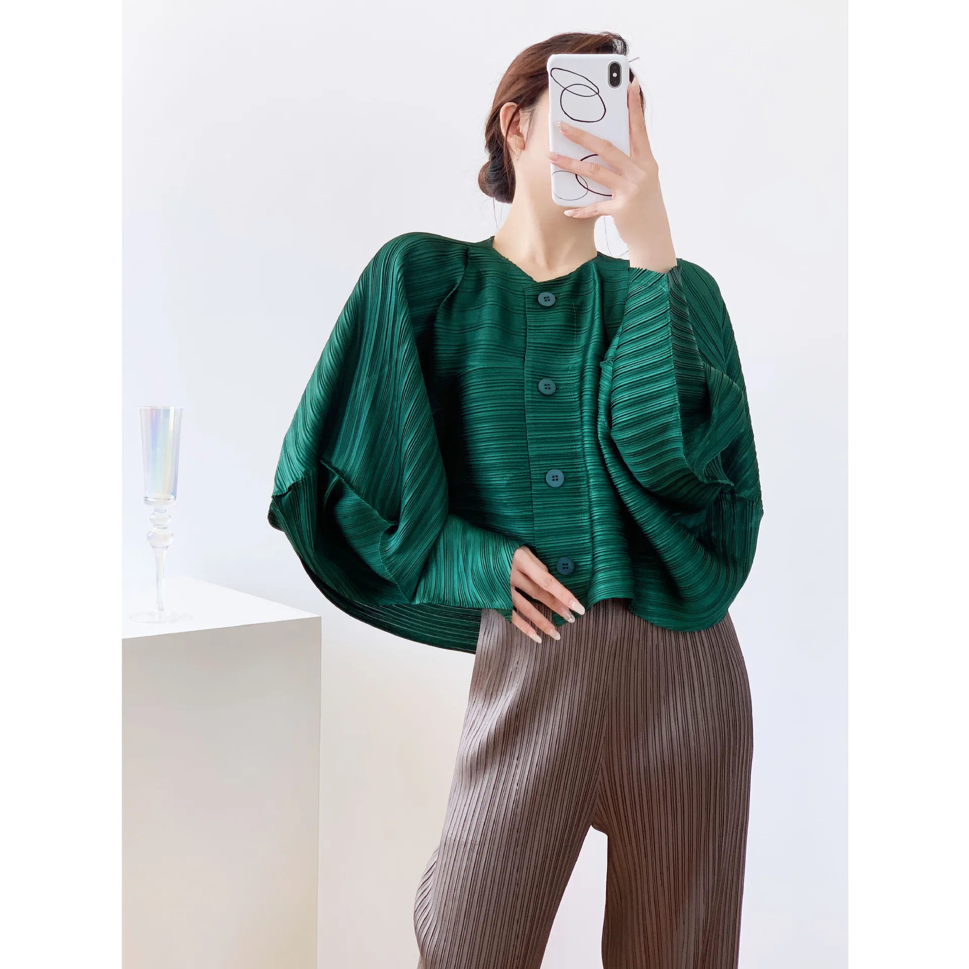 Miyake плиссированные однотонные топы женские однобортные простые кардиганы на сто ярдов короткая куртка повседневная куртка из полиэстера креп
Miyake плиссированные однотонные топы женские однобортные простые кардиганы на сто ярдов короткая куртка повседневная куртка из полиэстера креп