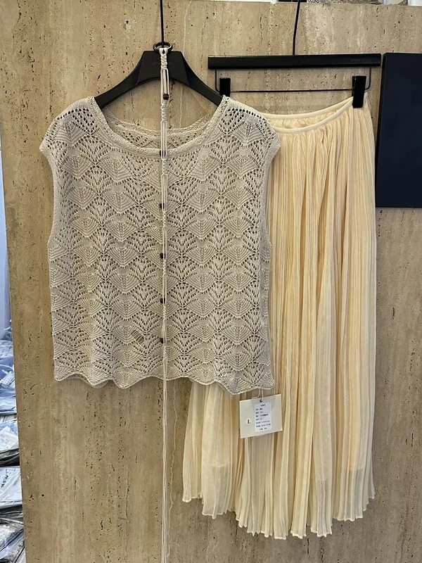 Elegant Summer New Knitted Lace Skirt Set Women's Half-length Pleated Gown Fashionable Two-piece Ensemble Summer Season
Elegant Summer New Knitted Lace Skirt Set Women's Half-length Pleated Gown Fashionable Two-piece Ensemble Summer Season