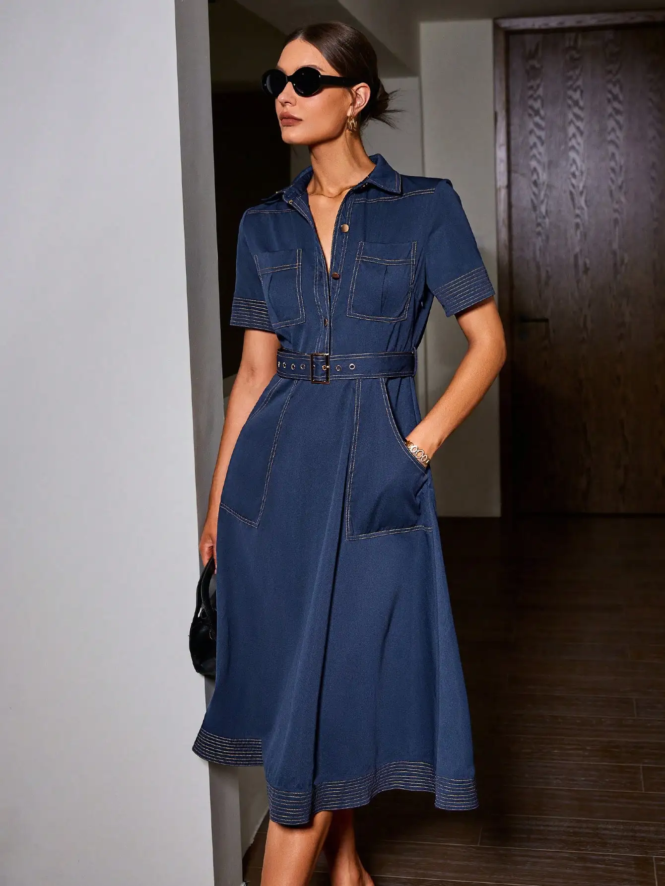 Женское джинсовое платье миди с воротником, пуговицами спереди, поясом и карманами
Женское джинсовое платье миди с воротником, пуговицами спереди, поясом и карманами