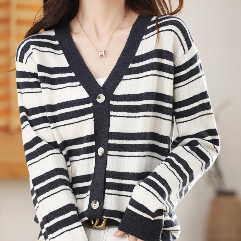 2023 New Temperament elegant cashmere cardigan women's sweater Spring and Autumn V-neck loose cashmere coat
2023 New Temperament elegant cashmere cardigan women's sweater Spring and Autumn V-neck loose cashmere coat