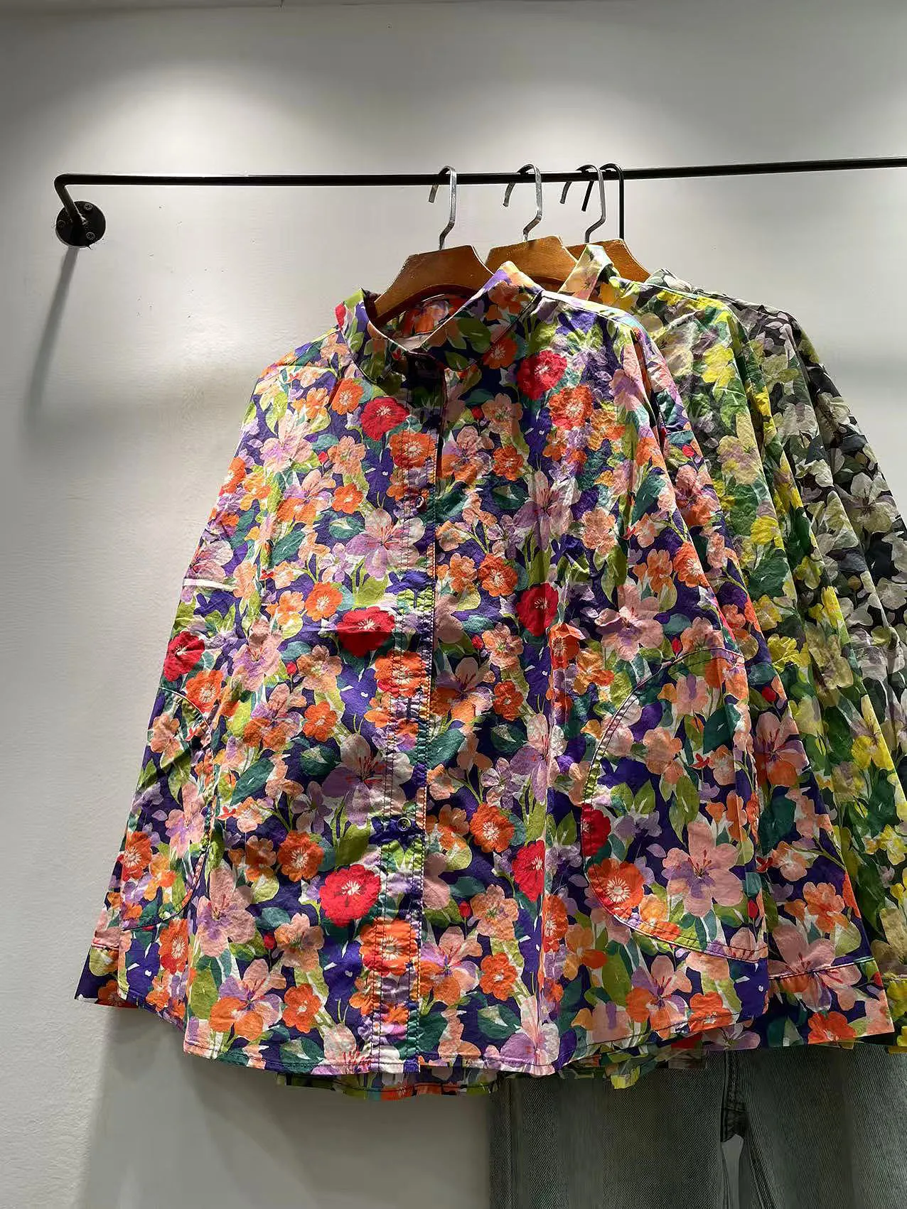 Осенняя женская винтажная рубашка с цветочным принтом, на пуговицах, с длинным рукавом, из чистого хлопка, свободного кроя, повседневная, дышащая, удобная, для женщин.
Осенняя женская винтажная рубашка с цветочным принтом, на пуговицах, с длинным рукавом, из чистого хлопка, свободного кроя, повседневная, дышащая, удобная, для женщин.