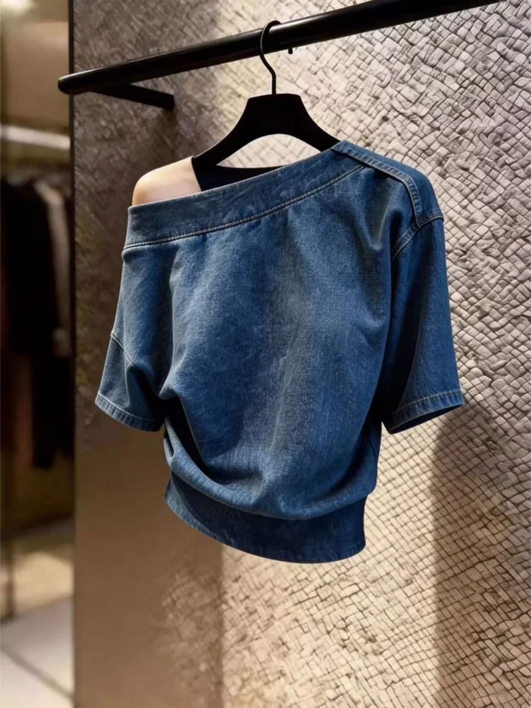 Fashionable Slim Fit Short Sleeve Denim T-Shirt Women's Summer New Style Waist-Cinching Casual Top Elegant French Style
Fashionable Slim Fit Short Sleeve Denim T-Shirt Women's Summer New Style Waist-Cinching Casual Top Elegant French Style