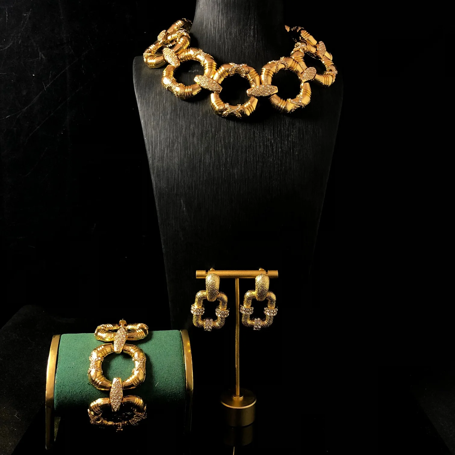 2026 vintage jewelry set - elegant heavy-duty accessories for women, retro necklaces, bracelets and earrings.
2026 vintage jewelry set - elegant heavy-duty accessories for women, retro necklaces, bracelets and earrings.