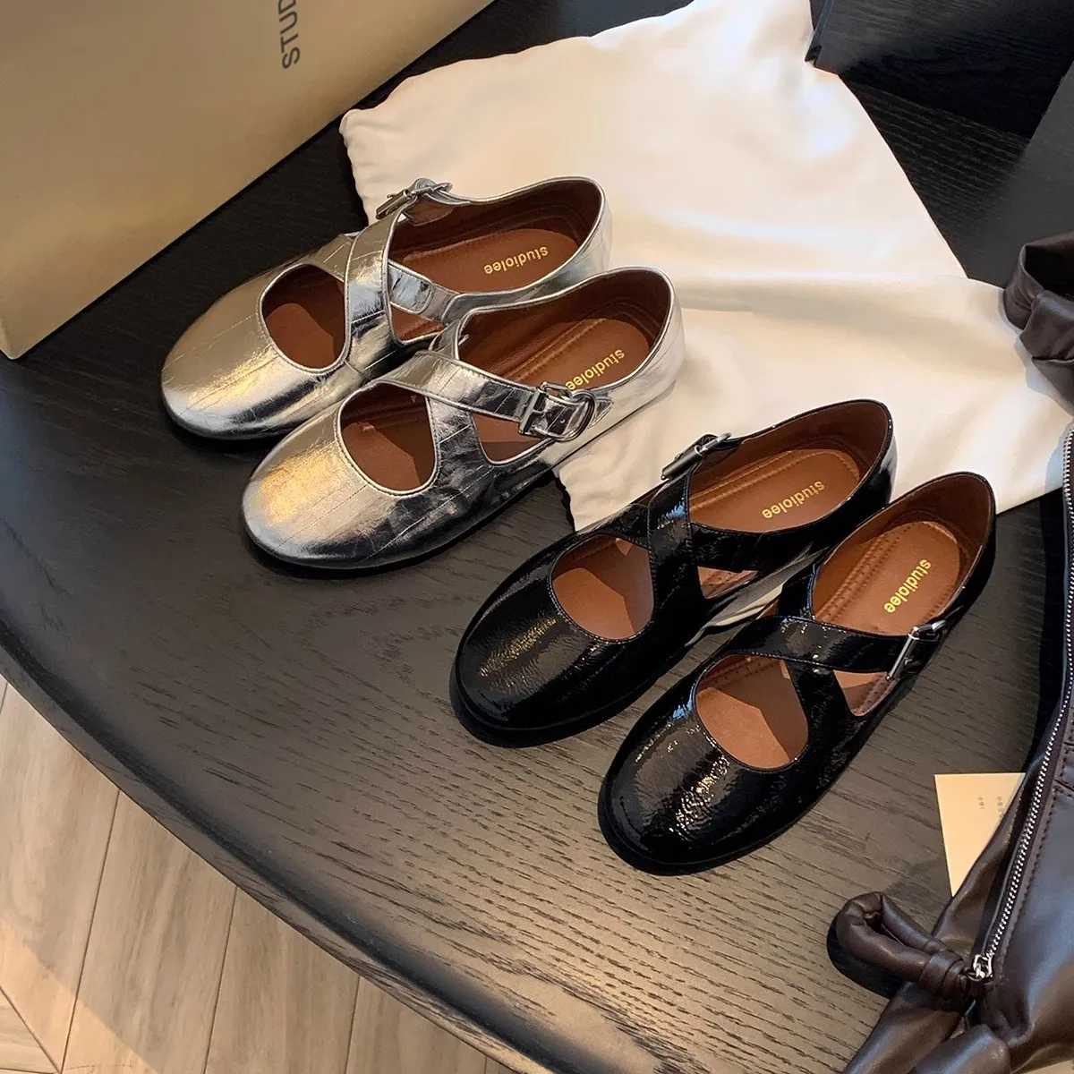Women's Shoes French-style silver round-toe soft genuine leather Women's Mary Jane shoes with cross straps low-cut flat shoes
Women's Shoes French-style silver round-toe soft genuine leather Women's Mary Jane shoes with cross straps low-cut flat shoes