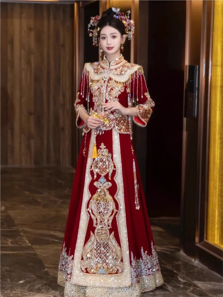 New velvet wedding dress for brides and toasting Chinese-style with the style of dragon phoenix jackets
New velvet wedding dress for brides and toasting Chinese-style with the style of dragon phoenix jackets