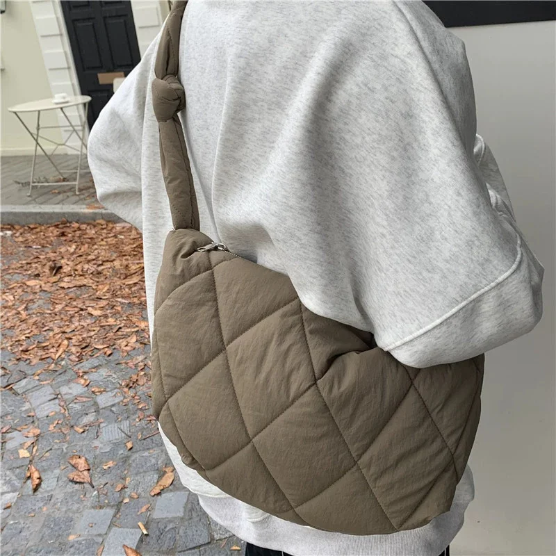 Autumn and Winter Large Capacity One Shoulder Bag Retro Fashion Men Women Crossbody Bag Messenger Bag Black/White/Khaki Color
Autumn and Winter Large Capacity One Shoulder Bag Retro Fashion Men Women Crossbody Bag Messenger Bag Black/White/Khaki Color