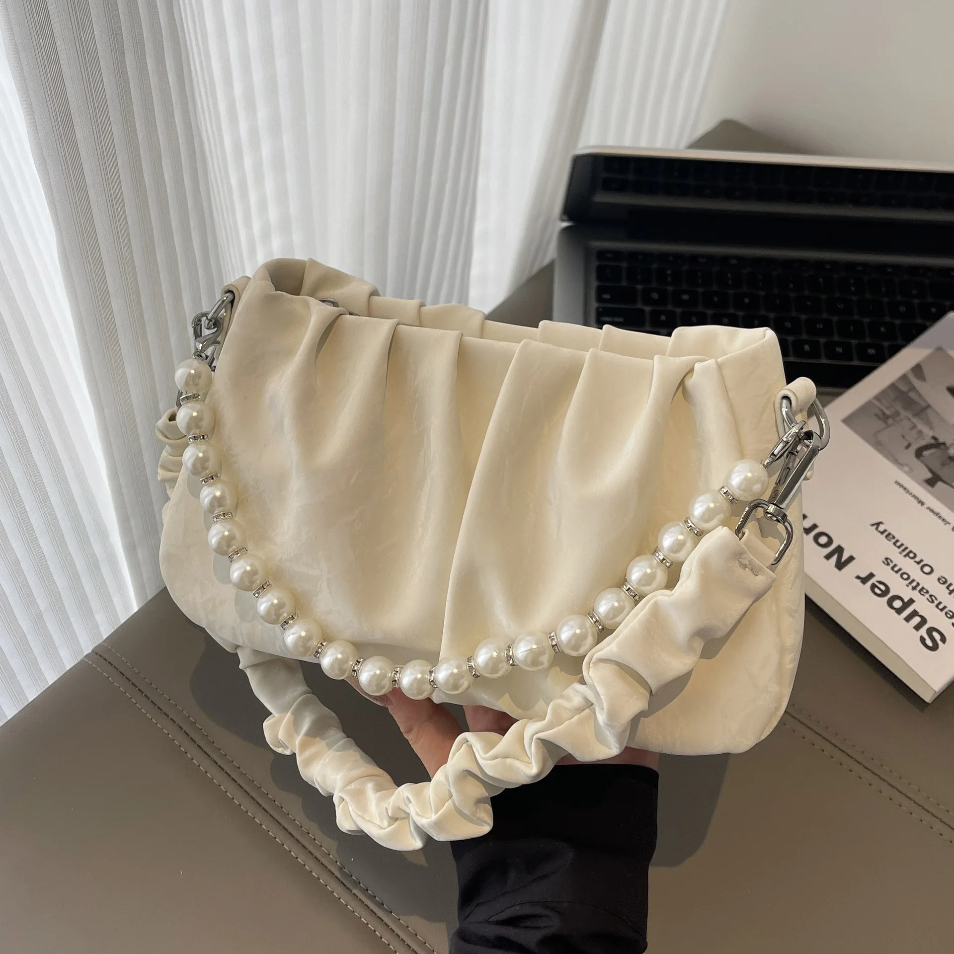 2025 New Wrinkled Underarm Shoulder Bag for Women, Pearl Chain Strap Crossbody Purse, Vintage Square Mini Bag, Elegant & Stylish
2025 New Wrinkled Underarm Shoulder Bag for Women, Pearl Chain Strap Crossbody Purse, Vintage Square Mini Bag, Elegant & Stylish