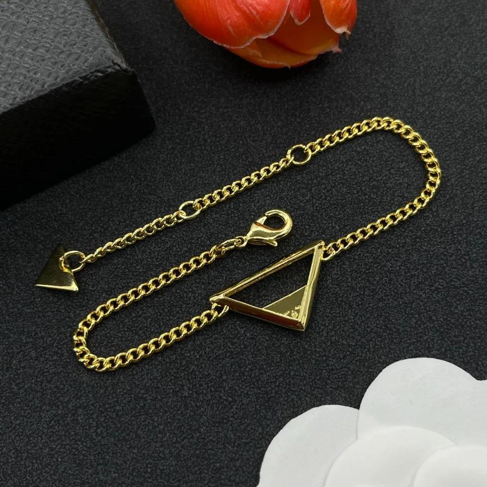 Polished Metal Link Bracelet with Triangle Detail Minimalist Light Luxury Wrist Jewelry Adjustable Chain Ladies Casual Evening Party Decorative Accessory Gift
Polished Metal Link Bracelet with Triangle Detail Minimalist Light Luxury Wrist Jewelry Adjustable Chain Ladies Casual Evening Party Decorative Accessory Gift