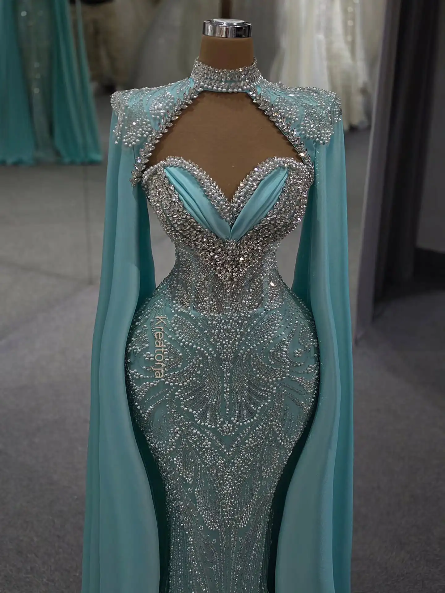 Robe 2026 New Customized Wedding Engagement Party Dresses Satin Cape Sleeves Pearl Crystals Long Prom Dress Arabic Evening Gowns
Robe 2026 New Customized Wedding Engagement Party Dresses Satin Cape Sleeves Pearl Crystals Long Prom Dress Arabic Evening Gowns