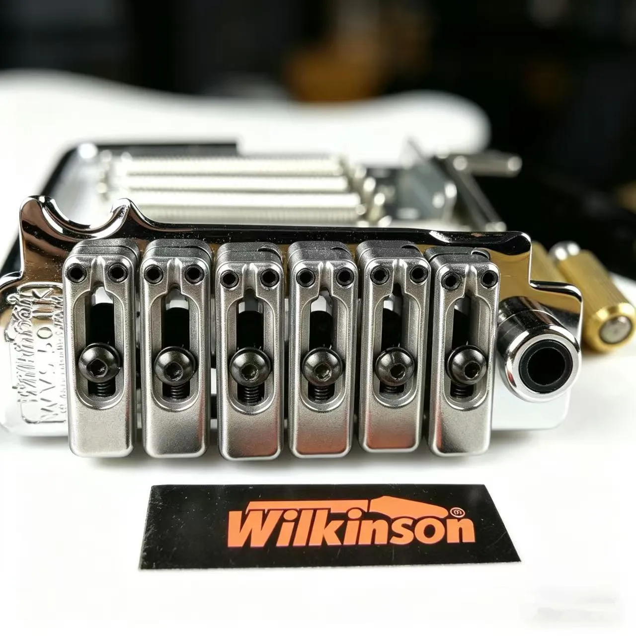 Электрогитарный тремоло-бридж Wilkinson WVS50IIK, система тремоло, серебристый, черный и золотой цвета.
Электрогитарный тремоло-бридж Wilkinson WVS50IIK, система тремоло, серебристый, черный и золотой цвета.