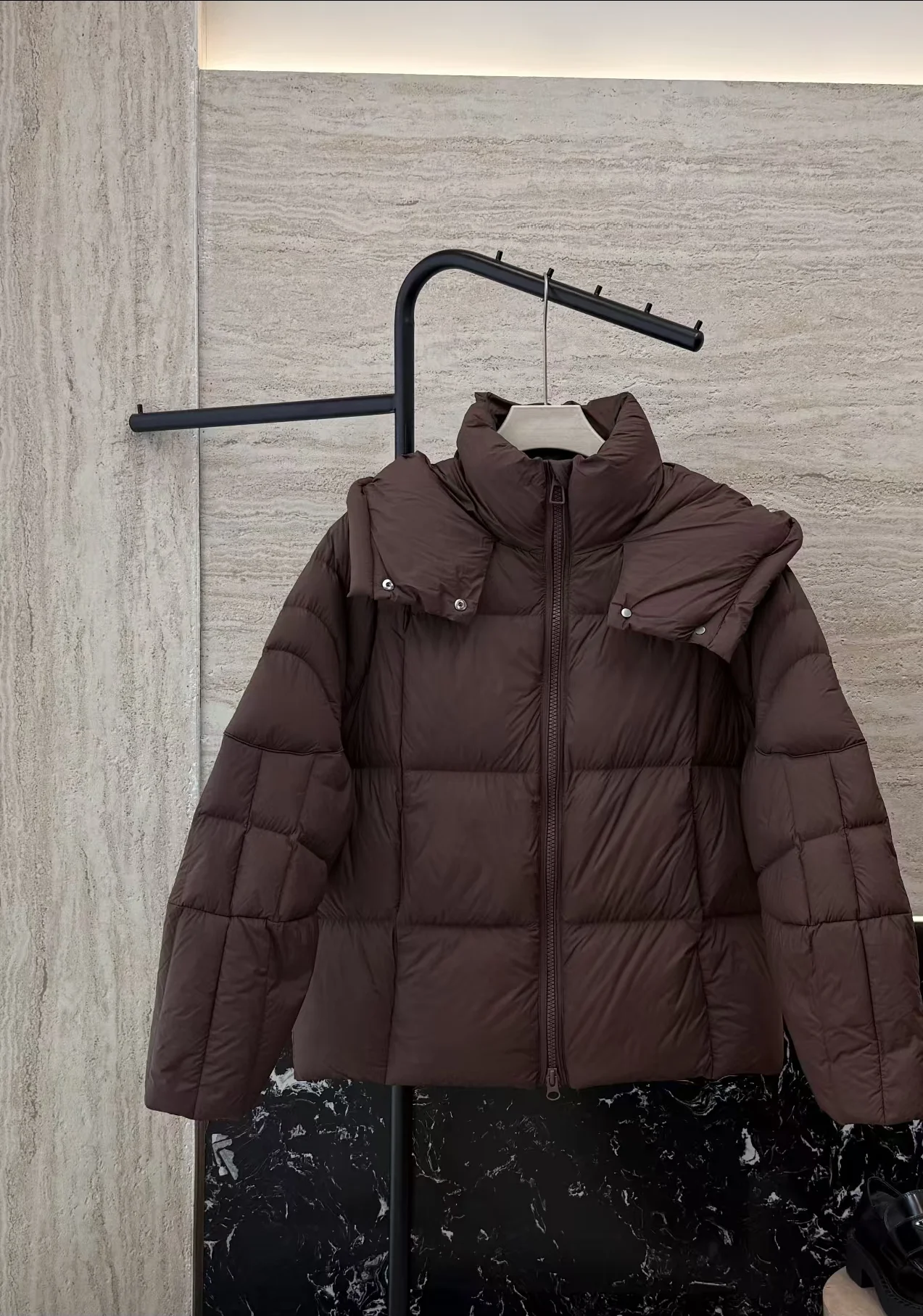 Winter new elegant and fashionable versatile lightweight and loose hooded down jacket women's clothing
Winter new elegant and fashionable versatile lightweight and loose hooded down jacket women's clothing