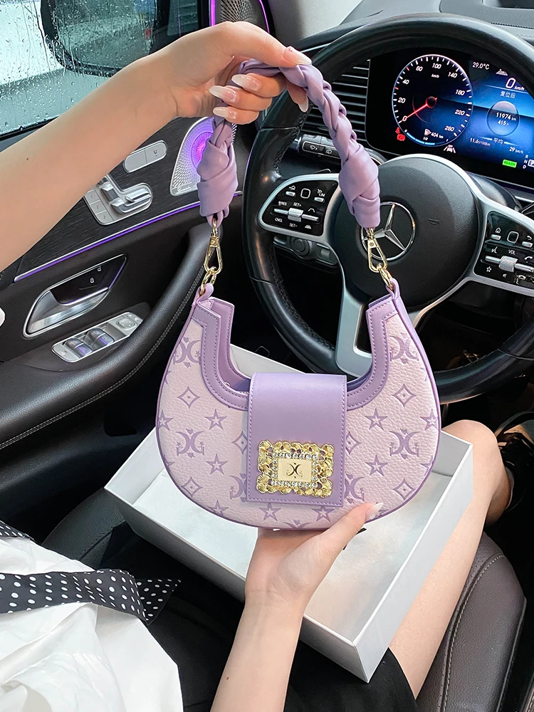 Фиолетовая и роскошная сумка с очаровательным украшением и принтом. Женская стильная и универсальная сумка через плечо для свиданий.
Фиолетовая и роскошная сумка с очаровательным украшением и принтом. Женская стильная и универсальная сумка через плечо для свиданий.