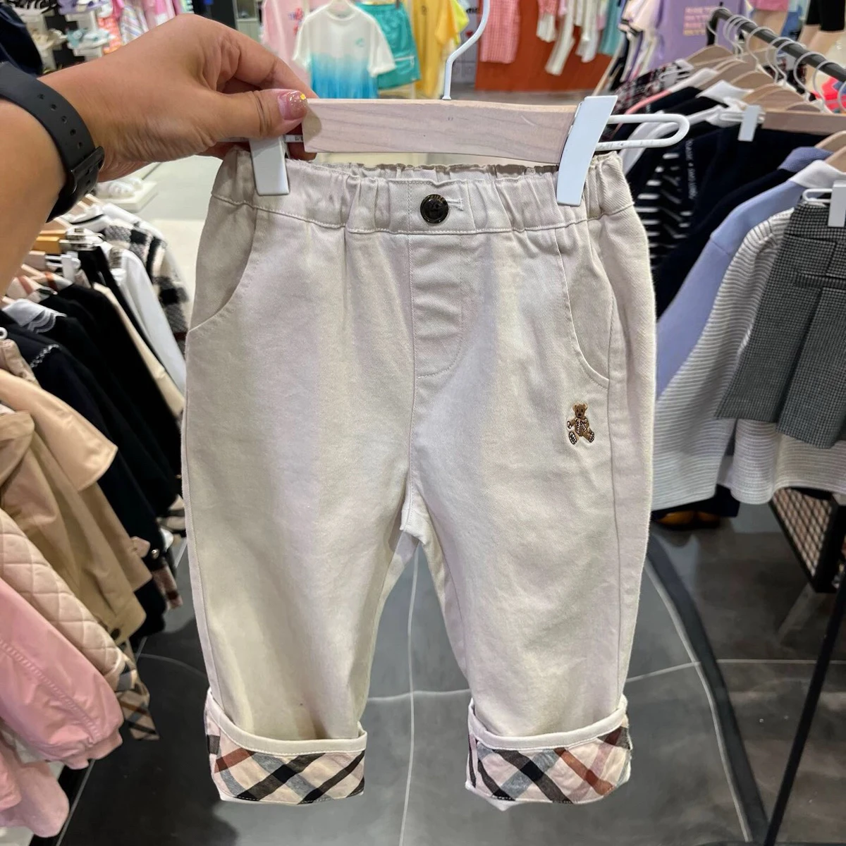 Autumn 24 Children's Clothing Plaid Bear Embroidery Casual Pants Soft Trendy Long Trousers Boys Girls Kids Fashionable Pants
Autumn 24 Children's Clothing Plaid Bear Embroidery Casual Pants Soft Trendy Long Trousers Boys Girls Kids Fashionable Pants