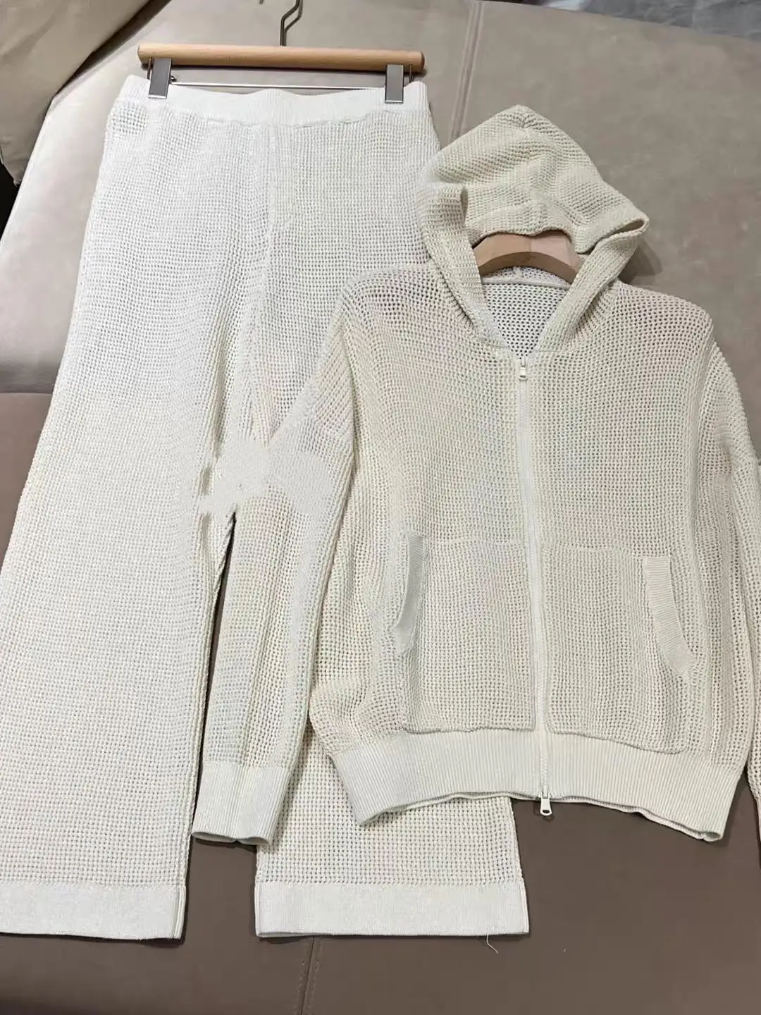 Women's mesh hooded knitted cardigan versatile pants linen-cotton casual set
Women's mesh hooded knitted cardigan versatile pants linen-cotton casual set