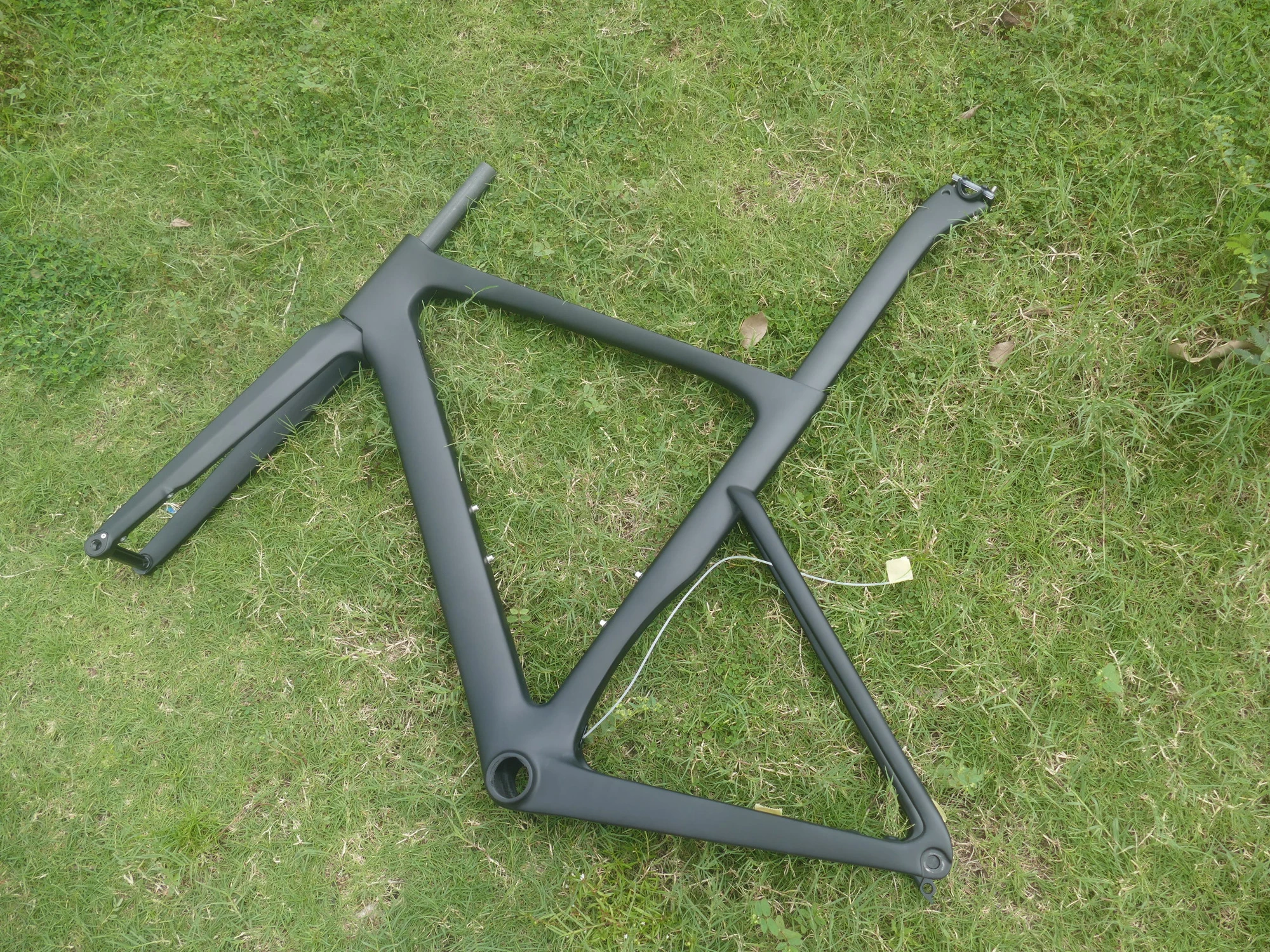 2026 Карбоновая матовая рама шоссейного велосипеда Вилка подседельный штырь HEADSET 700C велосипедная рама 49 см 52 см 54 см 56 см 58 см для дискового тормоза
2026 Карбоновая матовая рама шоссейного велосипеда Вилка подседельный штырь HEADSET 700C велосипедная рама 49 см 52 см 54 см 56 см 58 см для дискового тормоза