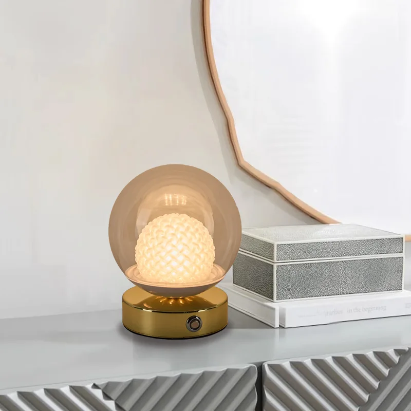 Настольная лампа для спальни, прикроватная тумбочка, элитный светильник, роскошный зарядный круглый шар, обеденный стол, гостиная, бар, креативная декоративная настольная лампа
Настольная лампа для спальни, прикроватная тумбочка, элитный светильник, роскошный зарядный круглый шар, обеденный стол, гостиная, бар, креативная декоративная настольная лампа