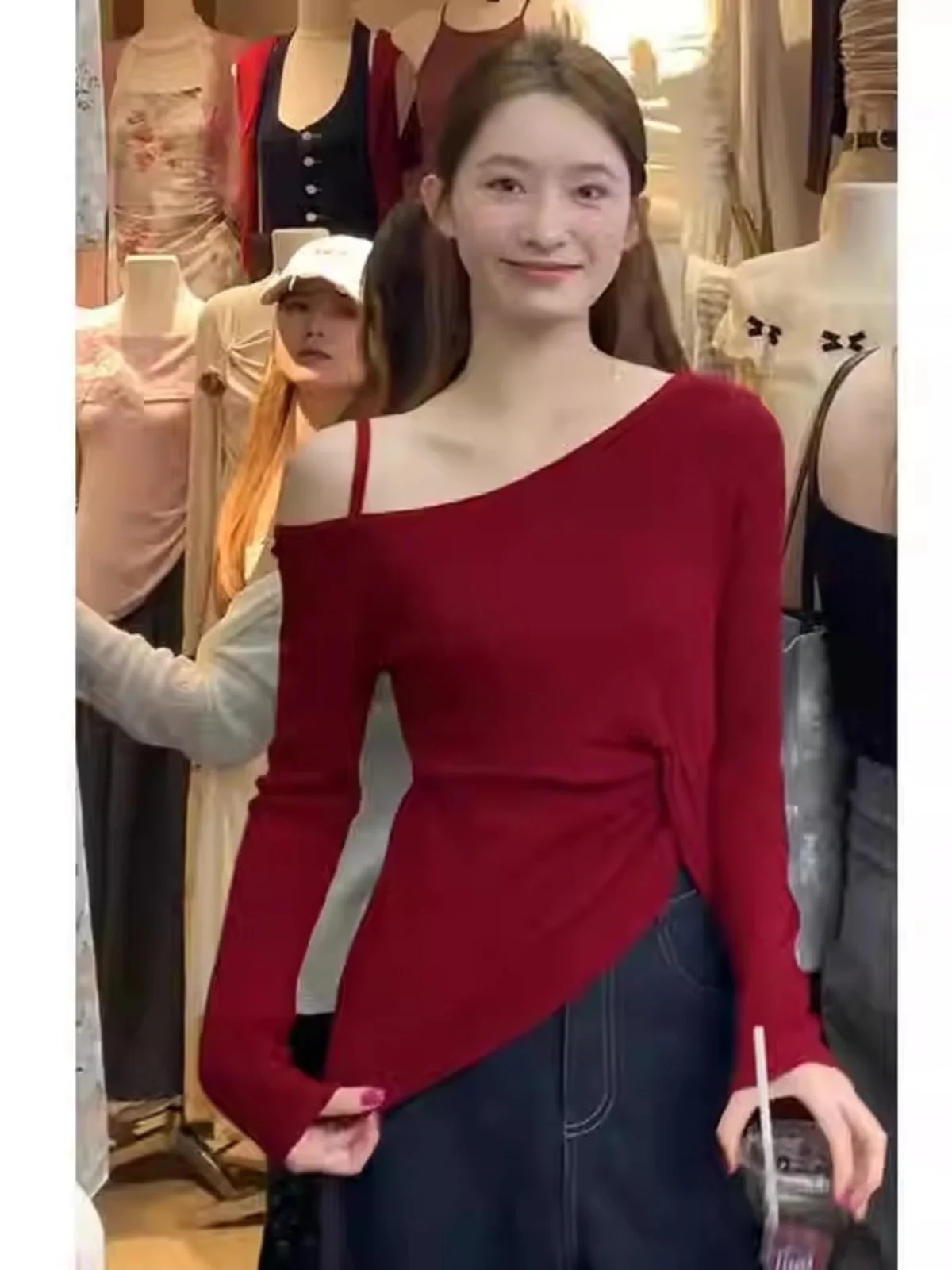 Retro Red Shoulder-baring Long Sleeve T-shirt Women's Autumn Winter New Design Slim Fit Beautiful Top Korean Style Commute Wind
Retro Red Shoulder-baring Long Sleeve T-shirt Women's Autumn Winter New Design Slim Fit Beautiful Top Korean Style Commute Wind