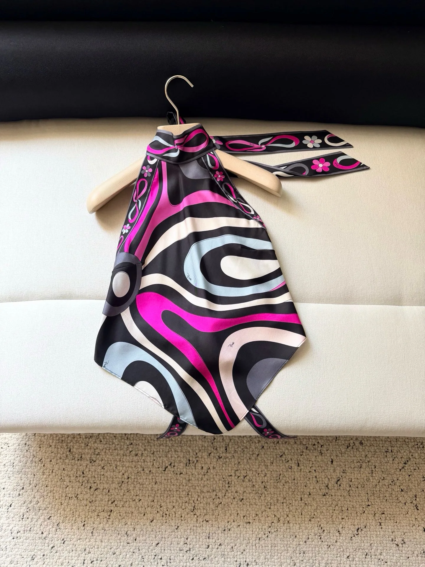 100% Real Silk New Vintage Geometric Print Halter Neck Top Sleeveless Backless Satin Scarf Style Tank Top for Women Streetwear
100% Real Silk New Vintage Geometric Print Halter Neck Top Sleeveless Backless Satin Scarf Style Tank Top for Women Streetwear