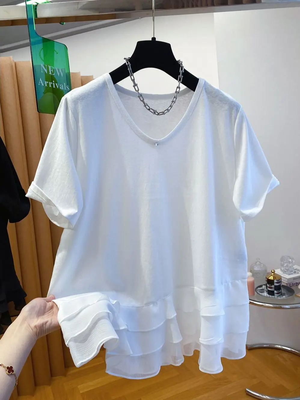 plus Size Summer T-Shirt Women's Loose Fit Short Sleeve Mesh Splice Slimming Lightweight Top Korean Style V-Neck Breathable
plus Size Summer T-Shirt Women's Loose Fit Short Sleeve Mesh Splice Slimming Lightweight Top Korean Style V-Neck Breathable