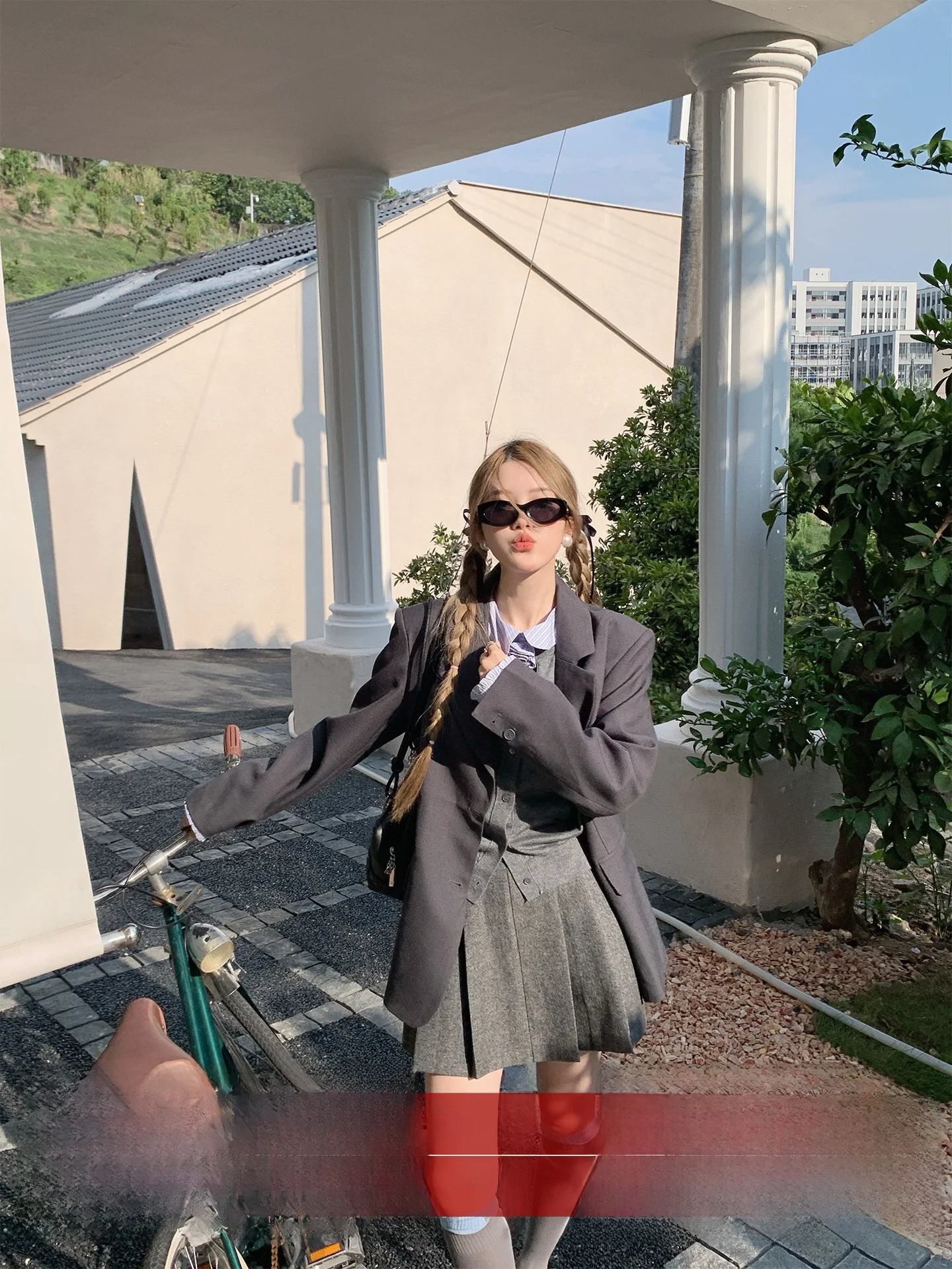 Женский высококачественный приталенный пиджак в западном стиле, повседневный, для работы, с длинным рукавом, на одной пуговице
Женский высококачественный приталенный пиджак в западном стиле, повседневный, для работы, с длинным рукавом, на одной пуговице