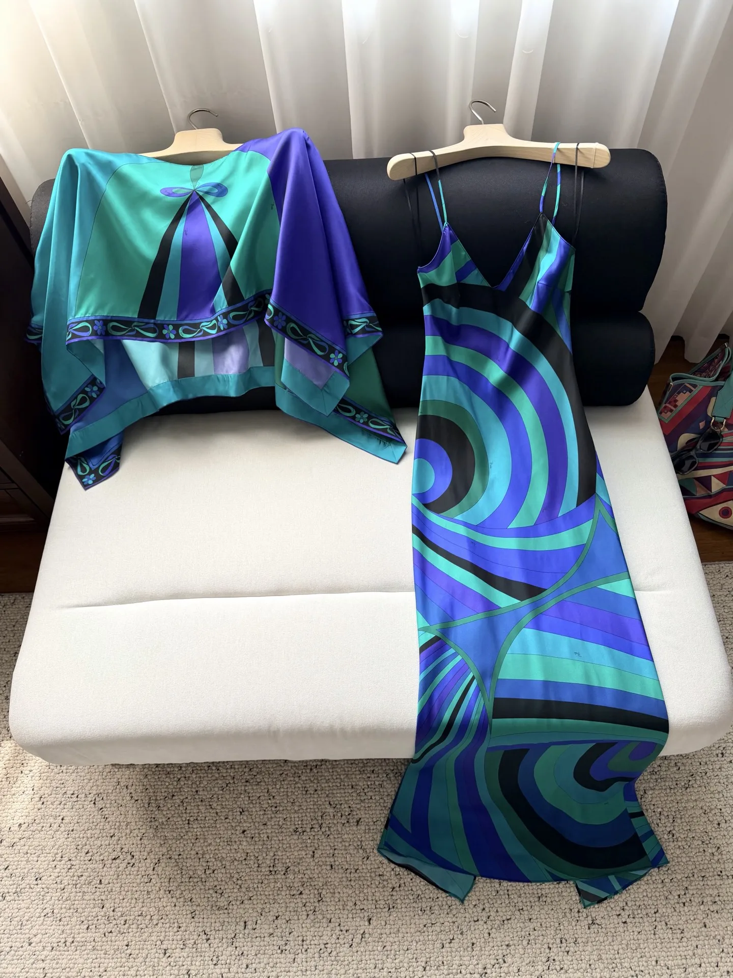 Women's Geometric Vortex Printed Cloak Two Piece Set Dress Sleeveless Thin Strap Midi Dress+O-neck Cloak
Women's Geometric Vortex Printed Cloak Two Piece Set Dress Sleeveless Thin Strap Midi Dress+O-neck Cloak