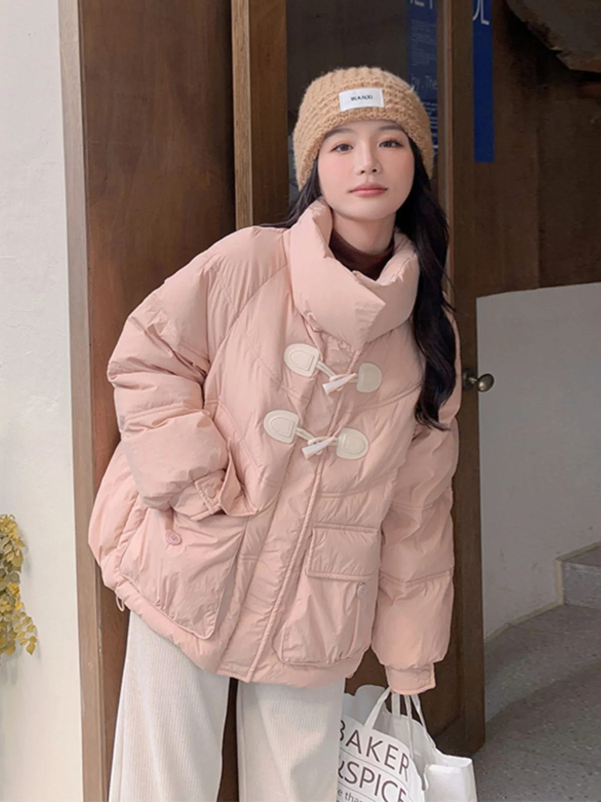 Розовая утепленная женская пуховая куртка на пуговицах, новинка зимы 2025, в корейском стиле, маленький размер, для повседневной носки
Розовая утепленная женская пуховая куртка на пуговицах, новинка зимы 2025, в корейском стиле, маленький размер, для повседневной носки