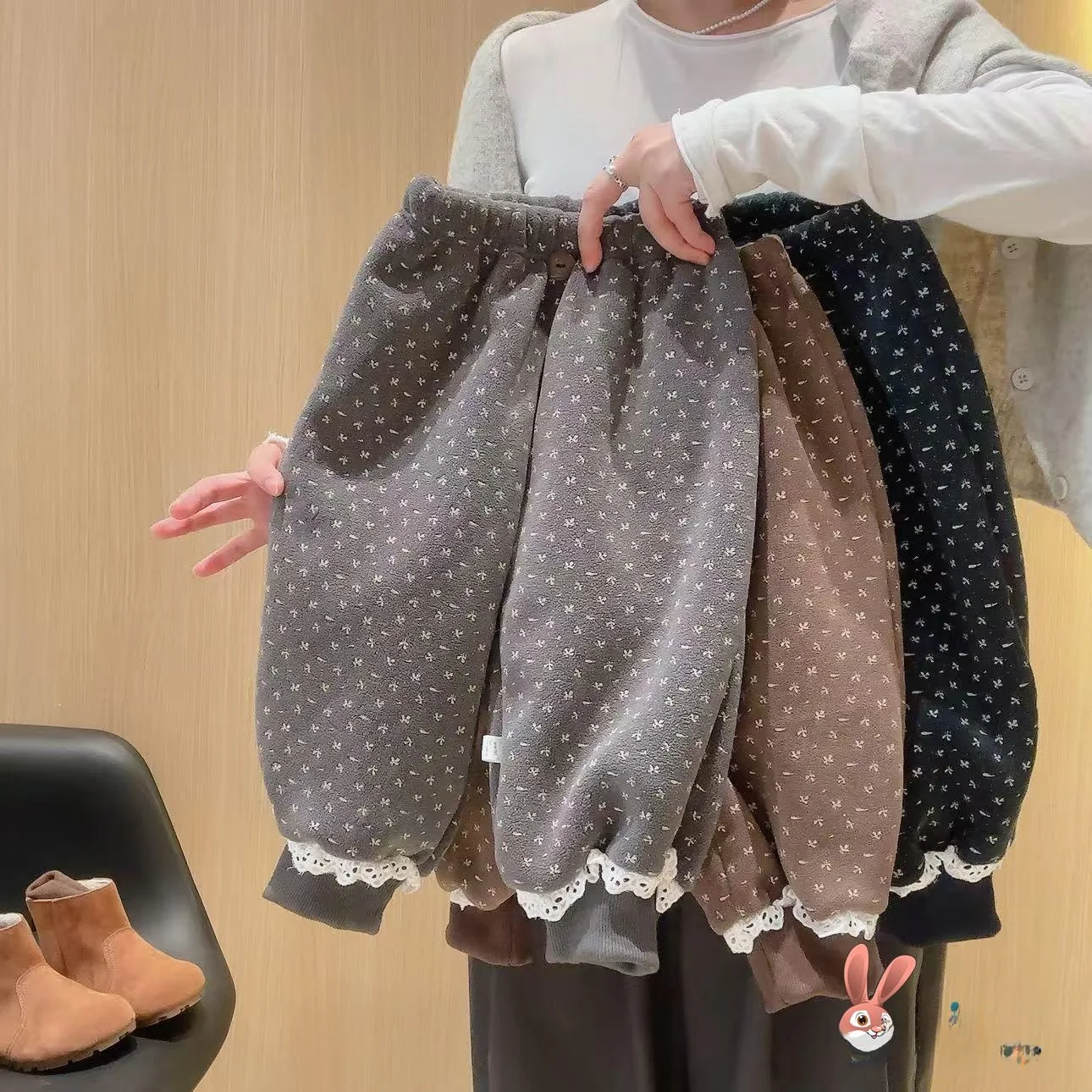 Утепленные хлопковые брюки с цветочным принтом для девочек, осенне-зимние, в корейском стиле, длинные, теплые, повседневные штаны для детей
Утепленные хлопковые брюки с цветочным принтом для девочек, осенне-зимние, в корейском стиле, длинные, теплые, повседневные штаны для детей