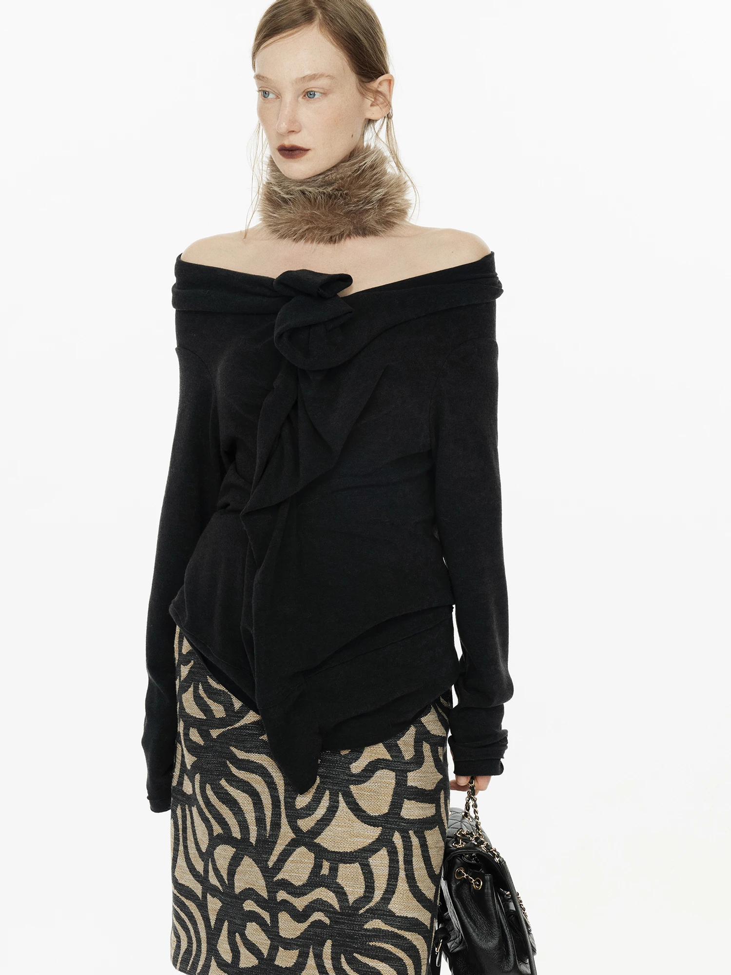 Женская футболка Molin Maison Slim Fit Base с асимметричным свободным кроем, дизайном с цветочным узором и длинными рукавами, из полиэстера
Женская футболка Molin Maison Slim Fit Base с асимметричным свободным кроем, дизайном с цветочным узором и длинными рукавами, из полиэстера