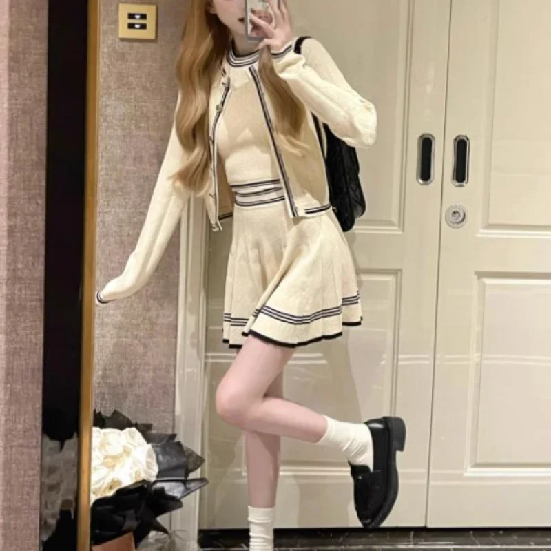 Elegant Fashion 3 Piece Set Women Korean Vintage Party Knitted Skirt Set Female Button Designer Casual Skirt Suit 2025 Autumn
Elegant Fashion 3 Piece Set Women Korean Vintage Party Knitted Skirt Set Female Button Designer Casual Skirt Suit 2025 Autumn