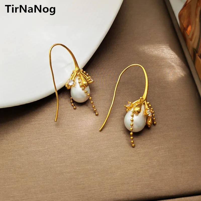 European and American Fashion Exaggerated Retro Metal Copper Irregular Pearl Flowers Earrings Women Jewelry Gifts
European and American Fashion Exaggerated Retro Metal Copper Irregular Pearl Flowers Earrings Women Jewelry Gifts