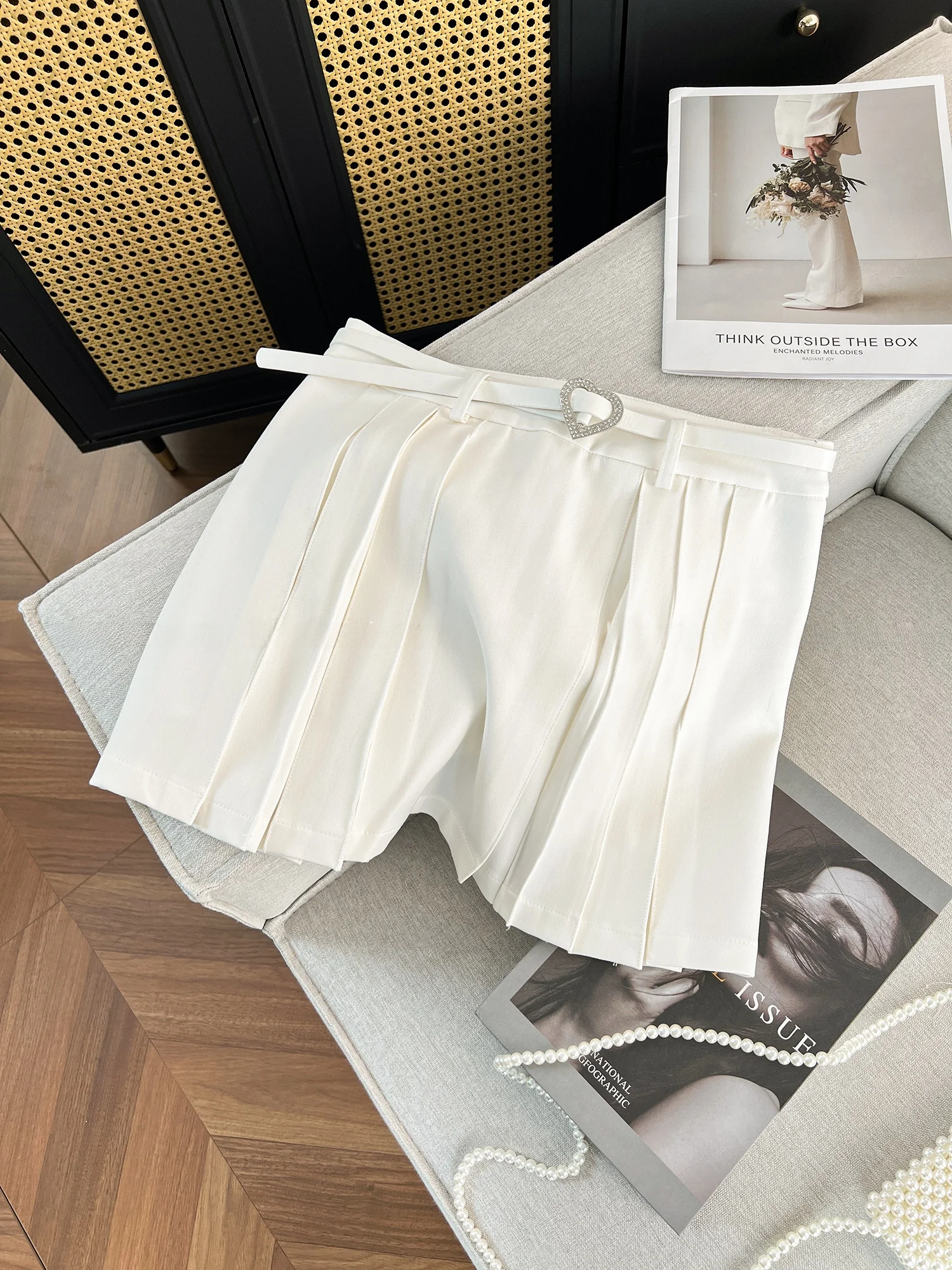 Модная плиссированная юбка с высокой талией. Простая элитная юбка для женщин. Повседневная юбка трапециевидной формы.
Модная плиссированная юбка с высокой талией. Простая элитная юбка для женщин. Повседневная юбка трапециевидной формы.