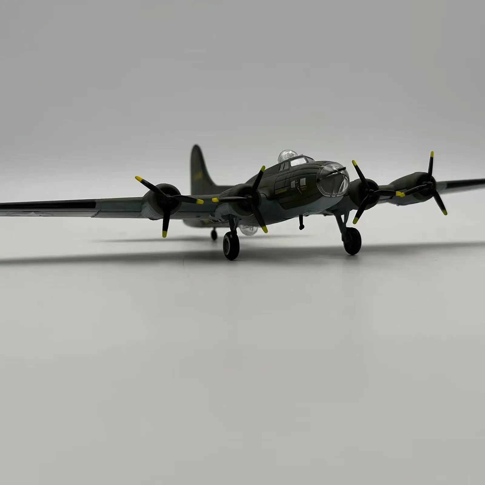 Simulation 1/144 B17 Aircraft Model Tabletop Decor Collectables with Display
Simulation 1/144 B17 Aircraft Model Tabletop Decor Collectables with Display