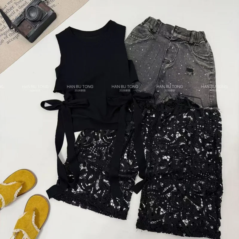 Girls2026New summer outfit for children, stylish and fashionable lace-spliced denim two-piece set for older kids
Girls2026New summer outfit for children, stylish and fashionable lace-spliced denim two-piece set for older kids