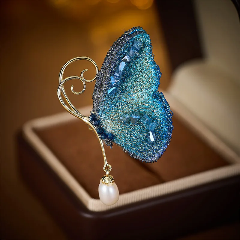 Chinese-style embroidered fabric butterfly freshwater pearl brooch, fashionable and light luxury accessory brooch
Chinese-style embroidered fabric butterfly freshwater pearl brooch, fashionable and light luxury accessory brooch