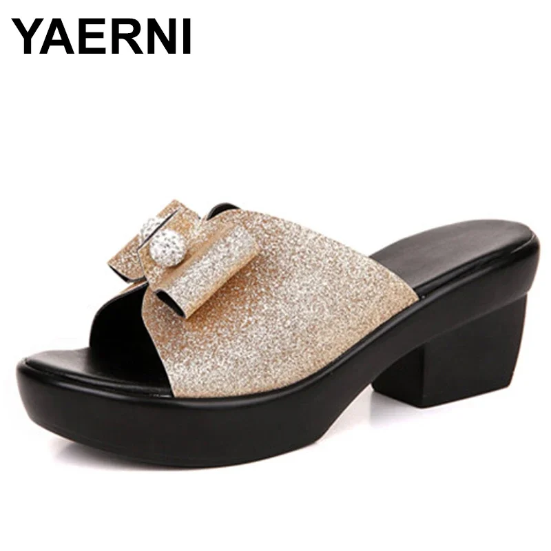 Туфли YAERNISummer для мам, новинка, модные кожаные Тапочки для мам, повседневные Нескользящие сандалии для женщин среднего возраста, босоножки с бантом и стразами
Туфли YAERNISummer для мам, новинка, модные кожаные Тапочки для мам, повседневные Нескользящие сандалии для женщин среднего возраста, босоножки с бантом и стразами