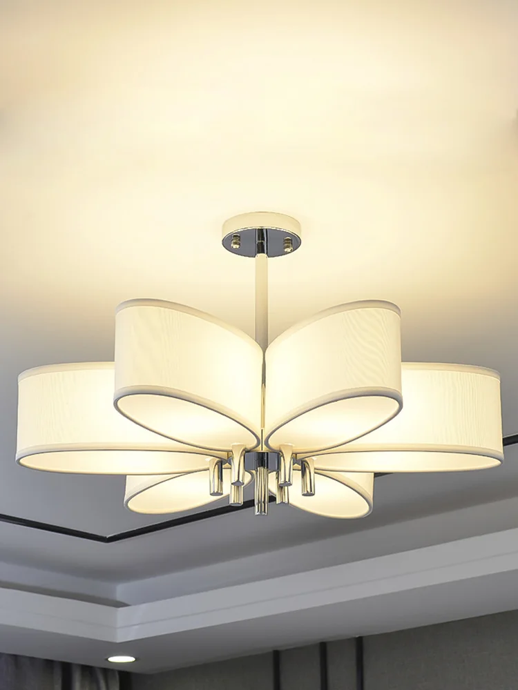 New European Style Petal-Shaped Ceiling Lamp Electroplated Chrome Metal White Fabric Lampshade Independent Bulb High-QualityLamp
New European Style Petal-Shaped Ceiling Lamp Electroplated Chrome Metal White Fabric Lampshade Independent Bulb High-QualityLamp