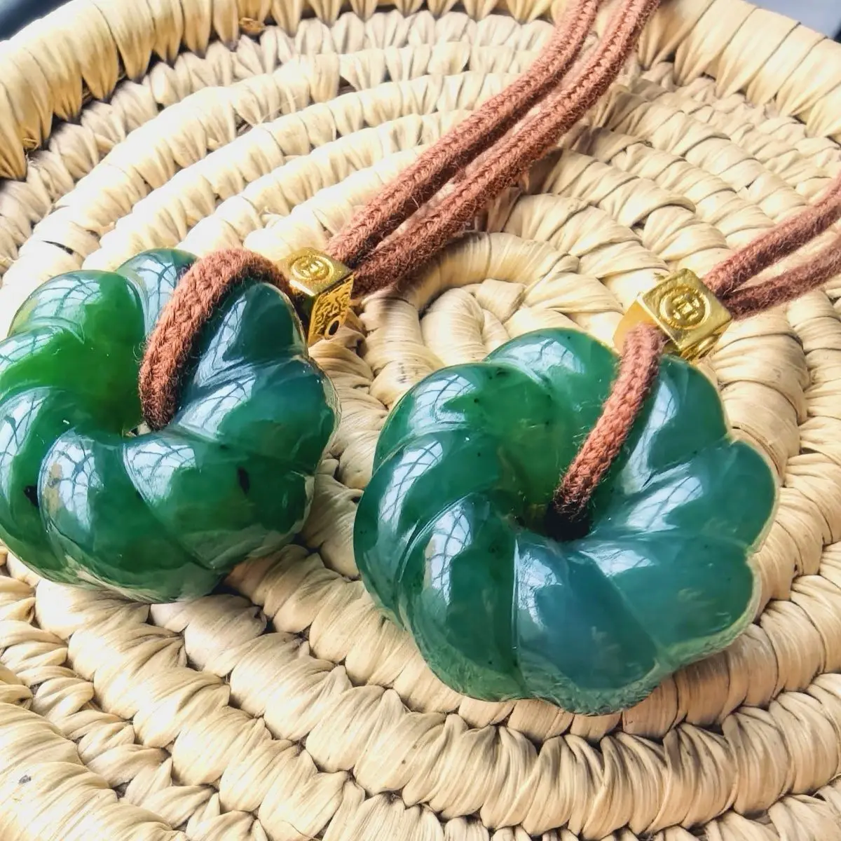Hetian jade popular natural Xinjiang jasper pendant twist genuine Ping An jade senior pendant men's and women's pendant
Hetian jade popular natural Xinjiang jasper pendant twist genuine Ping An jade senior pendant men's and women's pendant