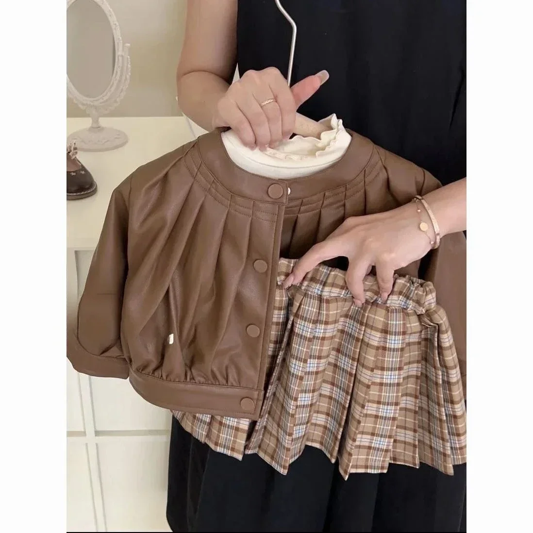 Girls Autumn Set 2025 New Baby Fashionable Leather Coat Fashion Sweet Plaid Pleated Skirt Two Piece Set
Girls Autumn Set 2025 New Baby Fashionable Leather Coat Fashion Sweet Plaid Pleated Skirt Two Piece Set