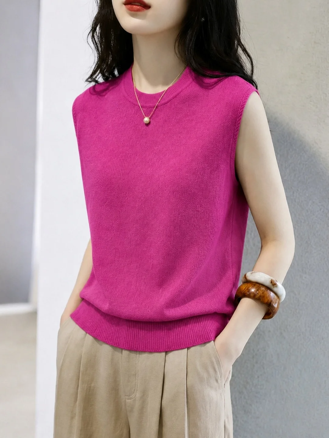 Korean Style Ice Silk Knitted Vest Sleeveless Women's Top Fashionable Design Summer New Arrival Age-Defying Trendy Silk Blouse
Korean Style Ice Silk Knitted Vest Sleeveless Women's Top Fashionable Design Summer New Arrival Age-Defying Trendy Silk Blouse