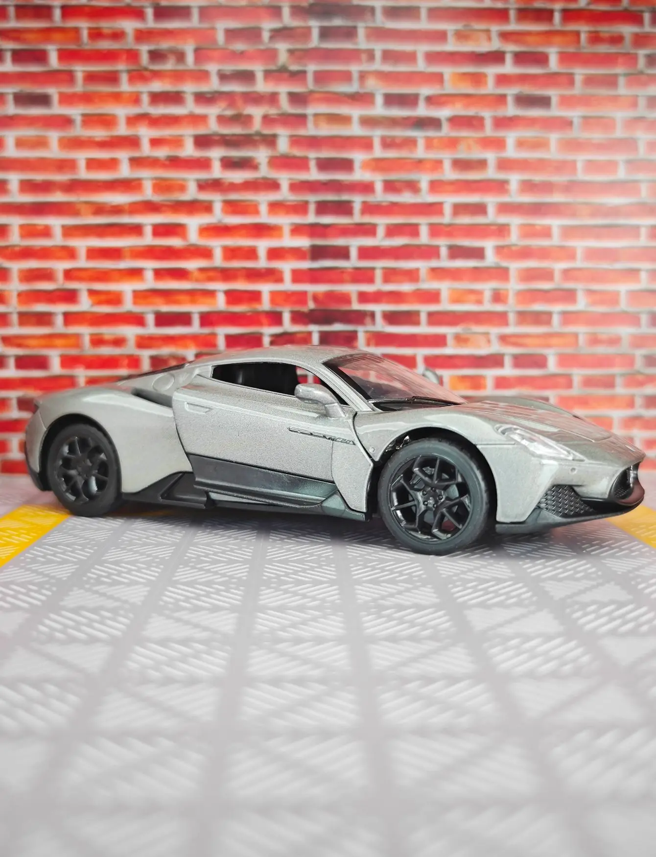 1:33 simulation Maserati MC20 alloy sports car model doors on both sides that can be opened finely crafted, and of good quality
1:33 simulation Maserati MC20 alloy sports car model doors on both sides that can be opened finely crafted, and of good quality