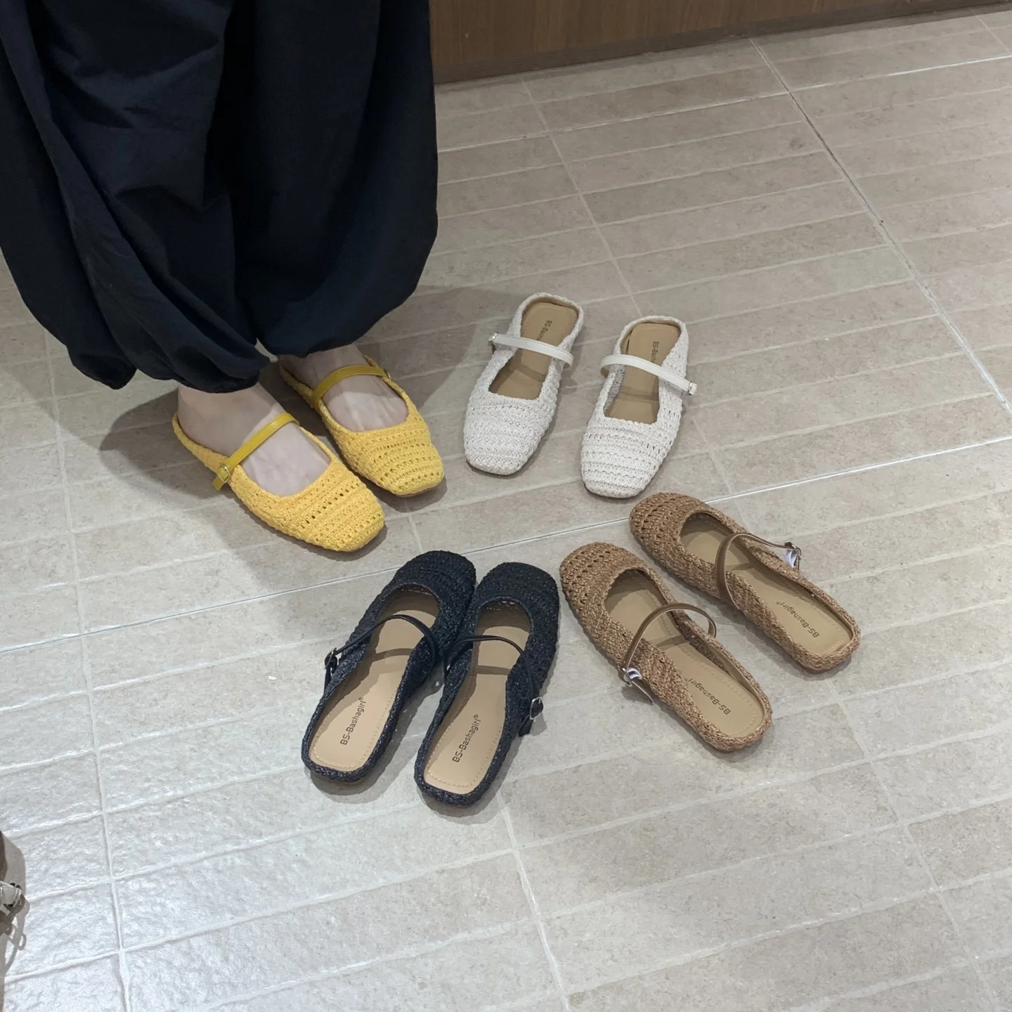 New Summer Women Mules Slippers Comfortable Outdoor Slippers Fashionable Beach Sandals Flat Anti-slip Shoes Women Slides Women
New Summer Women Mules Slippers Comfortable Outdoor Slippers Fashionable Beach Sandals Flat Anti-slip Shoes Women Slides Women